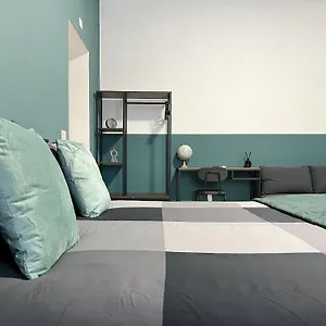 https://castagnos-houze.it-romehotels.com